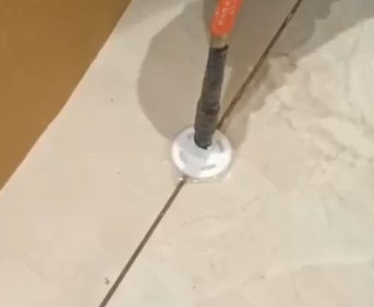 港口瓷砖空鼓维修公司专业解答瓷砖在铺贴过程中，如果没有涂抹均匀到位的粘结材料（如水泥砂浆或瓷砖胶），可能会导致以下问题