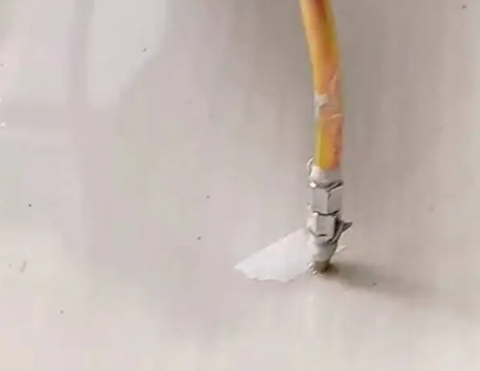 港口瓷砖空鼓维修公司专业解答在瓷砖铺贴过程中，如果使用的砂料过粗（如全部使用了粗砂），可能会导致以下问题