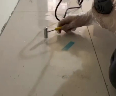 港口瓷砖开裂维修公司专业分享瓷砖在铺贴前如果没有沥干水分，将会导致以下问题